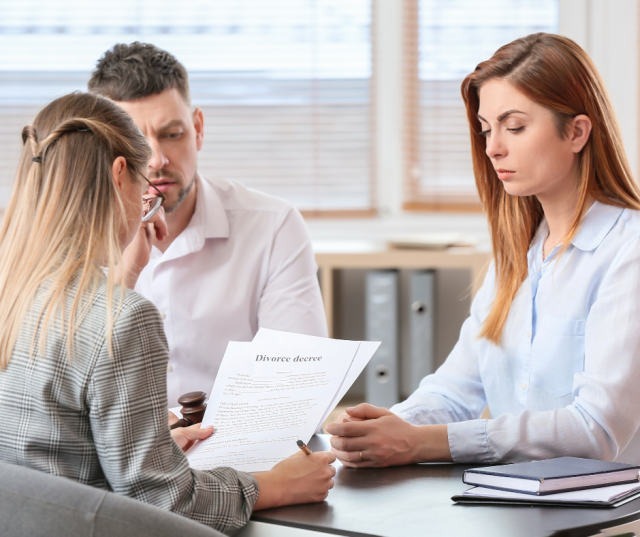 Un couple se rend chez le notaire pour divorcer par consentement mutuel.